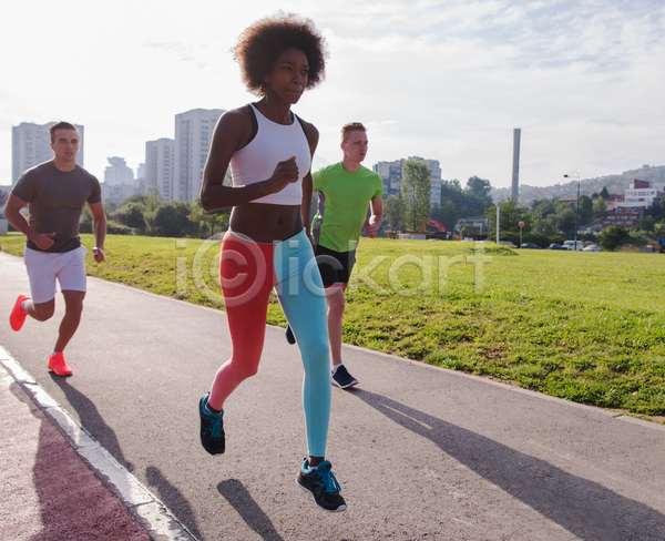 함께함 남자 성인 성인만 세명 여자 흑인 JPG 앞모습 포토 해외이미지 공원 달리기 달리기선수 마라톤 보행로 야외 전신 조깅 주간 하늘