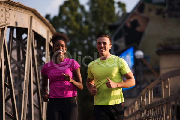 함께함 행복 남자 두명 백인 성인 성인만 여자 흑인 JPG 포토 해외이미지 달리기 달리기선수 라이프스타일 마라톤 상반신 아침 야외 조깅 커플