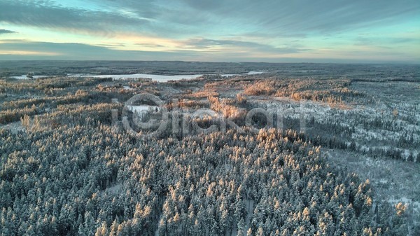 사람없음 JPG 포토 항공촬영 해외이미지 겨울 눈내림 러시아 마을 백그라운드 소나무 숲 야외 일몰 자연 조감도 하늘 햇빛 흰색