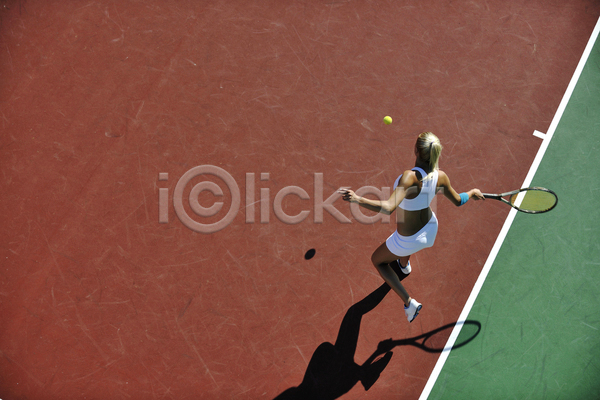 성인 성인여자한명만 여자 한명 JPG 뒷모습 포토 해외이미지 그림자 들기 서기 야외 전신 주간 치기 테니스 테니스라켓 테니스선수 테니스장