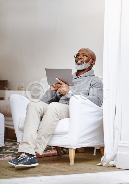 여유 휴식 남자 노년 노인남자한명만 한명 JPG 포토 해외이미지 들기 라이프스타일 생각 소파 실내 앉기 알약 의자 전신 태블릿