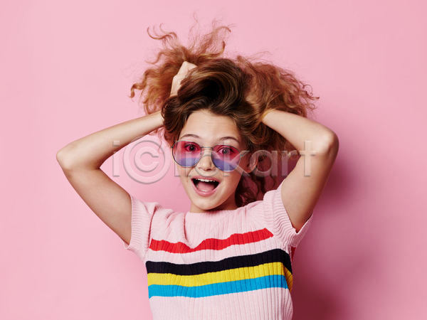 서양인 소녀(어린이) 소녀한명만 어린이 여자 한명 JPG 앞모습 포토 해외이미지 분홍색배경 상반신 선글라스 실내 웃음 잡기