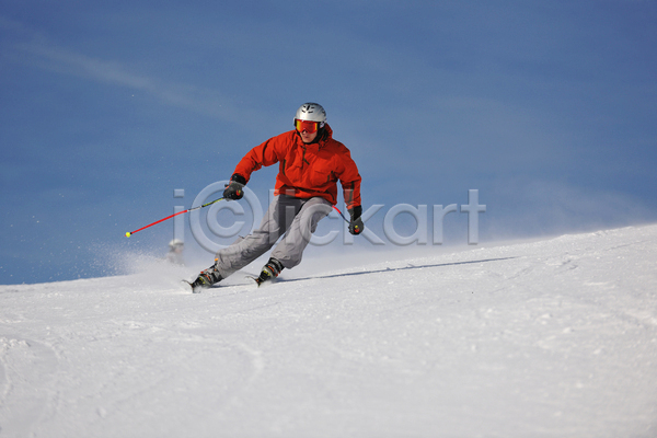 남자 성인 성인남자한명만 한명 JPG 앞모습 포토 해외이미지 겨울 겨울스포츠 내려오기 스키 스키복 스키타기 야외 전신 주간