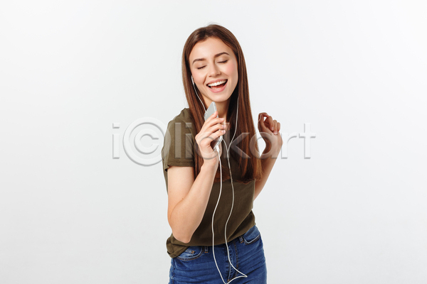 즐거움 행복 백인 성인 성인여자한명만 여자 한명 JPG 옆모습 포토 해외이미지 노래 눈감음 들기 상반신 스마트폰 실내 웃음 음악감상 이어폰 흰배경