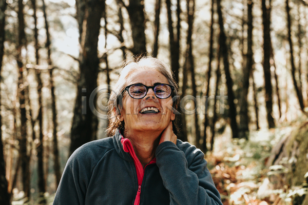 행복 노년 노인여자한명만 여자 한명 JPG 앞모습 포토 해외이미지 라이프스타일 상반신 숲속 안경 야외 웃음 주간 할머니