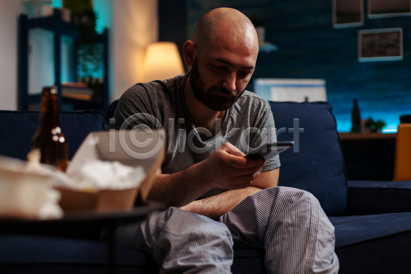 우울감 남자 성인 성인남자한명만 한명 JPG 소프트포커스 앞모습 포토 해외이미지 들기 상반신 스마트폰 실내 앉기 확인