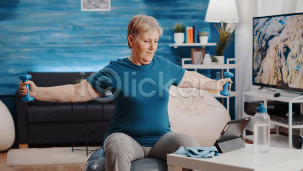 노년 노인여자한명만 여자 한명 JPG 앞모습 포토 해외이미지 건강 들기 라이프스타일 상반신 아령 앉기 운동 응시 짐볼 태블릿