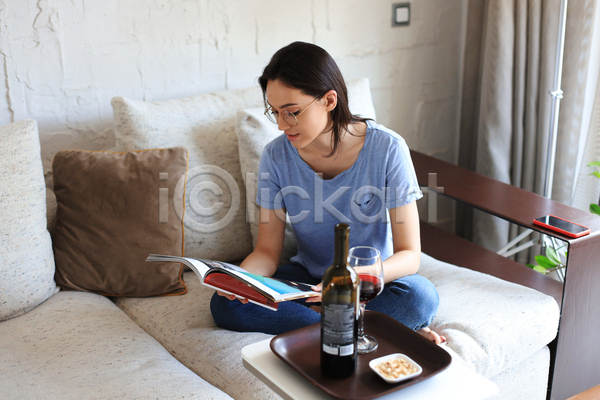 여유 휴식 성인 성인여자한명만 여자 한명 JPG 앞모습 포토 해외이미지 독서 들기 실내 안경낌 앉기 앳홈라이프 와인 전신 집콕 책