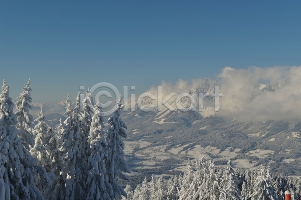 사람없음 JPG 포토 해외이미지 겨울 겨울풍경 구름(자연) 나무 눈(날씨) 눈덮임 설산 야외 주간 하늘