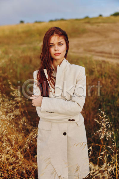 성인 성인여자한명만 여자 한명 JPG 앞모습 포토 해외이미지 가을(계절) 내추럴 밭 상반신 야외 자연 주간 코트 하늘