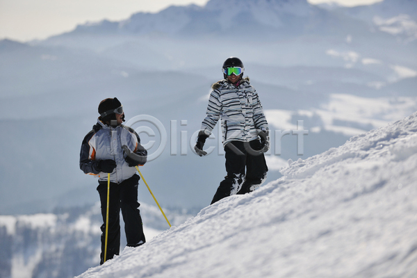 즐거움 휴식 남자 두명 성인 성인남자만 JPG 아웃포커스 앞모습 포토 해외이미지 겨울 겨울스포츠 서기 스키 스키복 스키타기 야외 전신 주간
