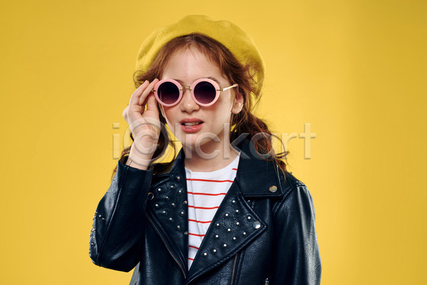 서양인 소녀(어린이) 소녀한명만 어린이 한명 JPG 앞모습 포토 해외이미지 가죽자켓 노란배경 노란색 상반신 선글라스 실내 잡기