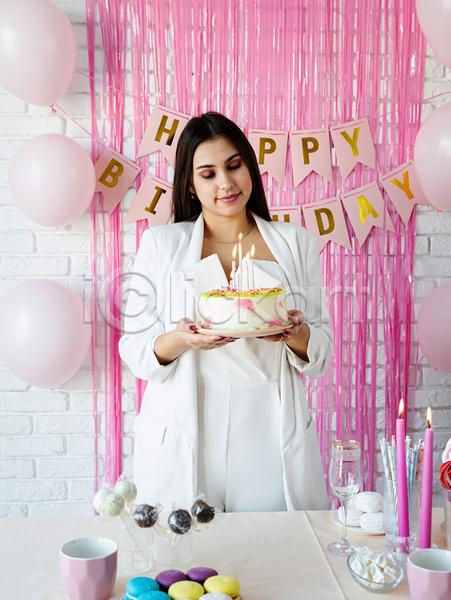 축하 행복 백인 사람 성인 성인여자한명만 여자 한명 JPG 앞모습 포토 해외이미지 들기 분홍색 상반신 생일 생일케이크 이벤트 케이크 탁자 파티