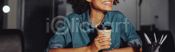 도움 뜨거움 행복 사람 여자 한명 JPG 포토 해외이미지 검색 경영 경영자 고용 긍정 내부 노동자 다민족 라이프스타일 문서 미소 방 비즈니스 비즈니스우먼 사무실 안경 앉기 업무 음료 인터넷 중개인 직업 직장 책상 커피 해외포토