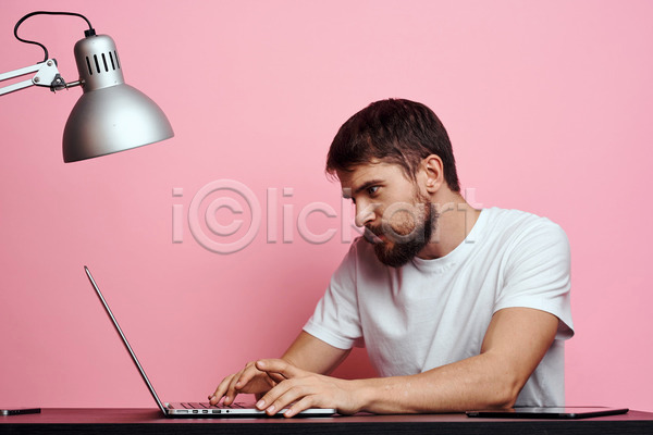 남자 백인 성인 성인남자한명만 한명 JPG 옆모습 포토 해외이미지 노트북 문서 분홍색 비즈니스맨 상반신 스탠드 실내 앉기 책상 컴퓨터 타이핑 탁자