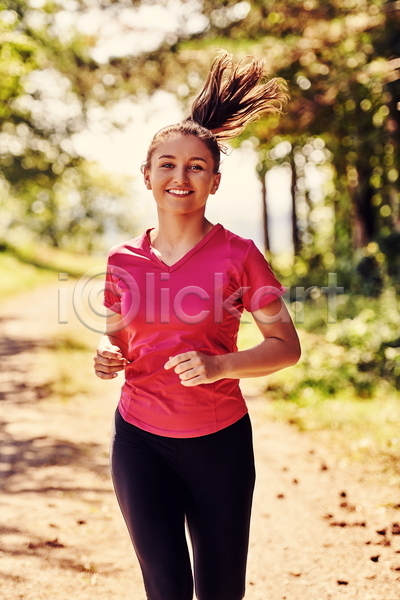 행복 서양인 성인 성인여자한명만 여자 한명 JPG 포토 해외이미지 달리기 달리기선수 라이프스타일 마라톤 맑음 상반신 아침 야외 운동복 조깅