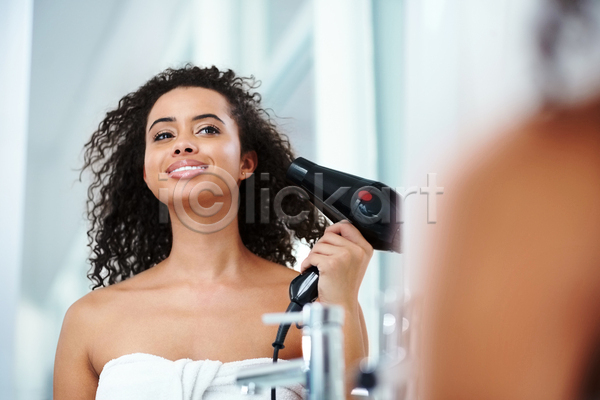 성인 성인여자한명만 여자 한명 JPG 소프트포커스 포토 해외이미지 거울 드라이어 들기 목욕타월 미소(표정) 반사 뷰티 상반신 수도꼭지