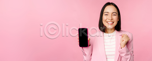 동양인 성인 성인여자한명만 여자 한명 JPG 포토 해외이미지 들기 분홍색배경 비즈니스 비즈니스우먼 상반신 스마트폰 표현