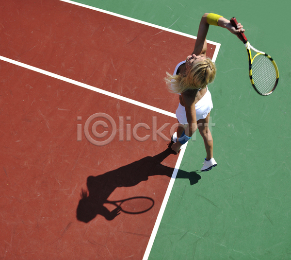 성인 성인여자한명만 여자 한명 JPG 뒷모습 포토 하이앵글 해외이미지 그림자 들기 야외 올려보기 전신 주간 치기 테니스 테니스라켓 테니스선수 테니스장