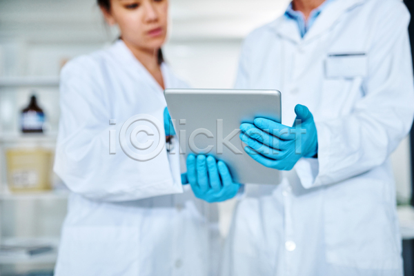남자 두명 성인 성인만 여자 JPG 아웃포커스 앞모습 포토 해외이미지 들기 상반신 실내 의사 의학 태블릿 확인