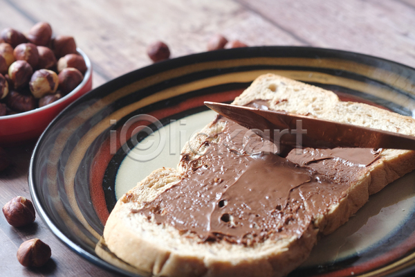 사람없음 JPG 포토 해외이미지 개암 디저트 바르기 스프레드(음식) 식빵 잼나이프 접시 초코맛 초콜릿 토스트