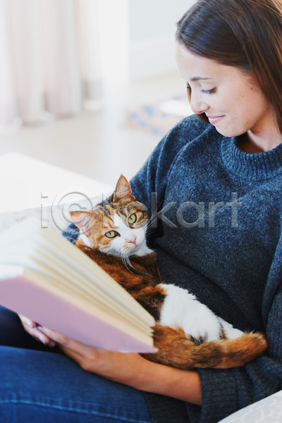 귀여움 성인 성인여자한명만 여자 한명 JPG 아웃포커스 옆모습 포토 해외이미지 고양이 독서 들기 반려묘 상반신 실내 안기 앉기 응시 책 한마리