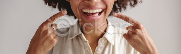 도움 행복 사람 여자 한명 JPG 포토 해외이미지 감정 경영 경영자 고립 고용 긍정 내부 노동자 닫기 라이프스타일 미소 비즈니스 비즈니스우먼 서기 안경 업무 직업 직장 해외포토