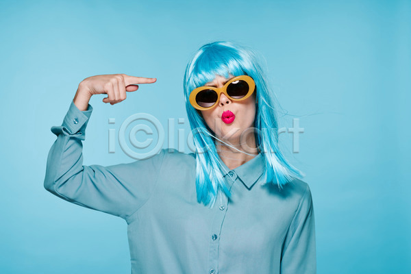 성인 성인여자한명만 여자 한명 JPG 앞모습 포토 해외이미지 가리킴 가발 상반신 선글라스 하늘색 힙스터