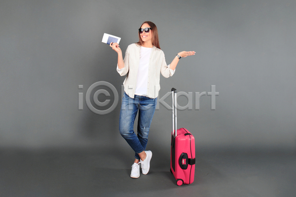성인 성인여자한명만 여자 한명 JPG 앞모습 포토 해외이미지 다리꼬기 들기 서기 실내 여행 여행객 전신 캐리어 회색배경