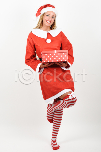 기쁨 신선 축하 행복 사람 성인 여자 한명 JPG 포토 해외이미지 12월 겨울 고립 금발 눈(신체부위) 백그라운드 뷰티 빨간색 산타클로스 선물 양말 얼굴 전통 주근깨 크리스마스 클라우스 파란색 휴가 흰색