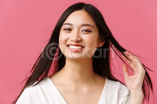 동양인 성인 성인여자한명만 여자 한명 JPG 포토 해외이미지 머리손질 머리카락 미소(표정) 분홍색배경 상반신 손들기 숱 헤어스타일