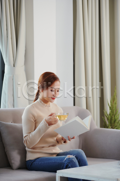 여유 티타임 휴식 동양인 성인 성인여자한명만 여자 한명 JPG 옆모습 포토 해외이미지 거실 독서 들기 상반신 실내 앉기 앳홈라이프 집콕