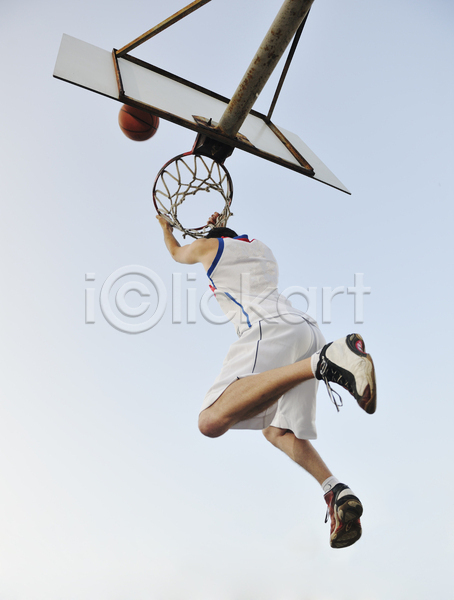 청춘(젊음) 남자 성인 성인남자한명만 한명 JPG 로우앵글 옆모습 포토 해외이미지 농구 농구공 농구대 덩크슛 매달리기 야외 잡기 전신 점프 주간 하늘
