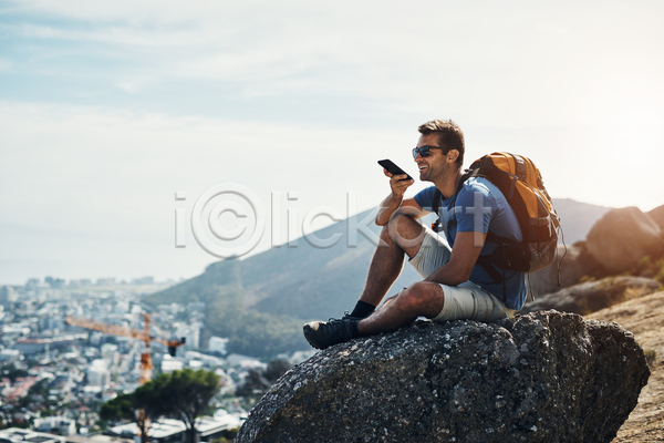 행복 남자 성인 성인남자한명만 한명 JPG 포토 해외이미지 건강 들기 등산 등산가방 등산객 산 선글라스 수염 스마트폰 앉기 야외 운동 응시 자연 주간