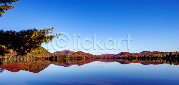 사람없음 JPG 포토 해외이미지 나뭇잎 맑음 반사 산 야외 자연 주간 캐나다 풍경(경치) 하늘 호수