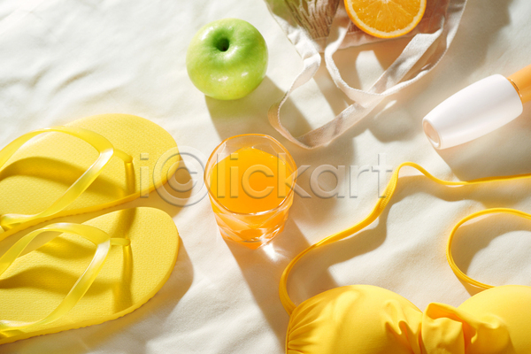 사람없음 JPG 포토 하이앵글 해외이미지 네트백 단면 담기 비키니 사과 선크림 실내 오렌지 오렌지주스 잔 쪼리 천(직물) 흰배경