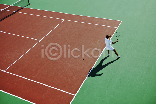 남자 성인 성인남자한명만 한명 JPG 뒷모습 포토 하이앵글 해외이미지 들기 서기 야외 전신 주간 테니스 테니스라켓 테니스선수 테니스장