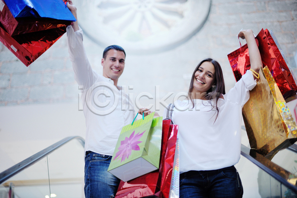 기쁨 행복 남자 두명 성인 성인만 여자 JPG 앞모습 옆모습 포토 해외이미지 들기 라이프스타일 상반신 쇼핑 쇼핑몰 쇼핑백 커플