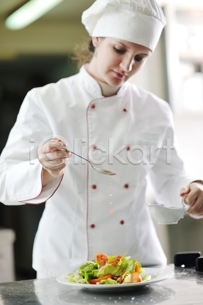 성인 성인여자한명만 여자 한명 JPG 앞모습 포토 해외이미지 내려보기 들기 뿌리기 상반신 샐러드 숟가락 실내 요리 요리사 주방