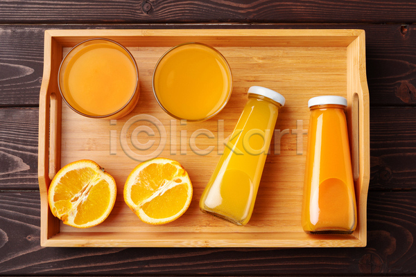 사람없음 JPG 포토 하이앵글 해외이미지 나무쟁반 노란색 병음료 오렌지 오렌지주스