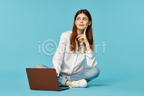백인 성인 성인여자한명만 여자 한명 JPG 앞모습 포토 해외이미지 갈색머리 노트북 앉기 응시 전신 컴퓨터 턱괴기 하늘색