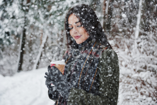 성인 성인여자한명만 여자 한명 JPG 아웃포커스 옆모습 포토 해외이미지 겨울 눈(날씨) 눈감음 상반신 야외 주간 커피