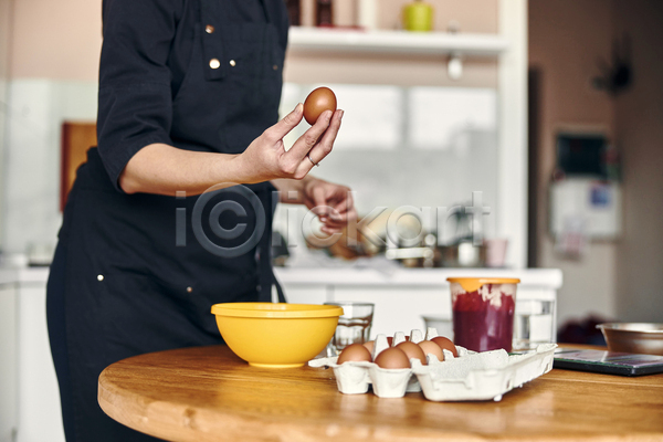 성인 성인여자한명만 여자 한명 JPG 옆모습 포토 해외이미지 계란 계란판 그릇 나무탁자 들기 상반신 실내 제빵 제빵사 주방