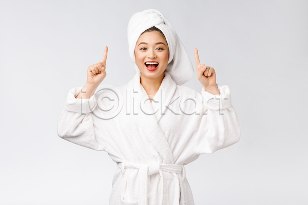 성인 성인여자한명만 여자 한명 JPG 앞모습 포토 해외이미지 가리킴 목욕가운 미소(표정) 뷰티 상반신 해외202309 흰색