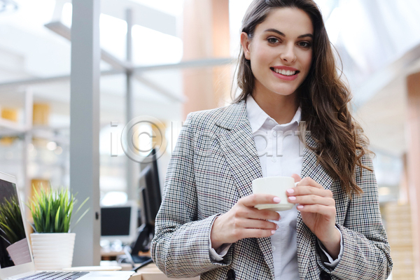 성인 성인여자한명만 여자 한명 JPG 앞모습 포토 해외이미지 들기 미소(표정) 비즈니스 비즈니스우먼 사무실 상반신 커피 커피잔