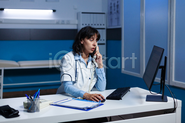 성인 성인여자한명만 여자 한명 JPG 옆모습 포토 해외이미지 들기 사무실 상반신 실내 응시 의사 의학 잡기 전화기 진료실 책상 컴퓨터 통화