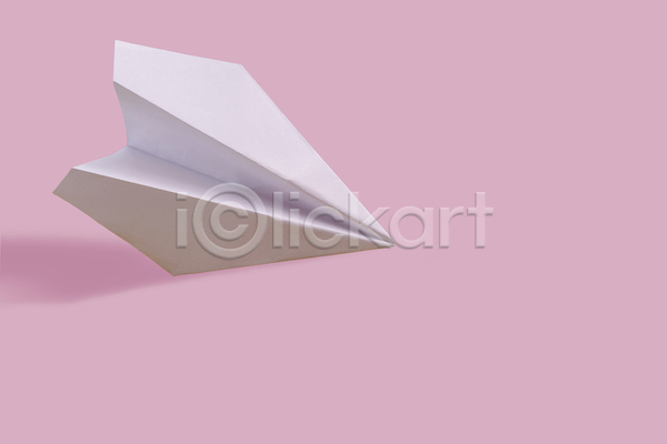 사람없음 JPG 포토 해외이미지 그림자 분홍색배경 실내 종이 종이비행기 한개