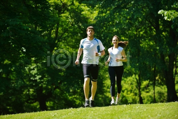 행복 남자 두명 백인 성인 성인만 여자 JPG 포토 해외이미지 달리기 달리기선수 라이프스타일 마라톤 아침 야외 전신 조깅 커플