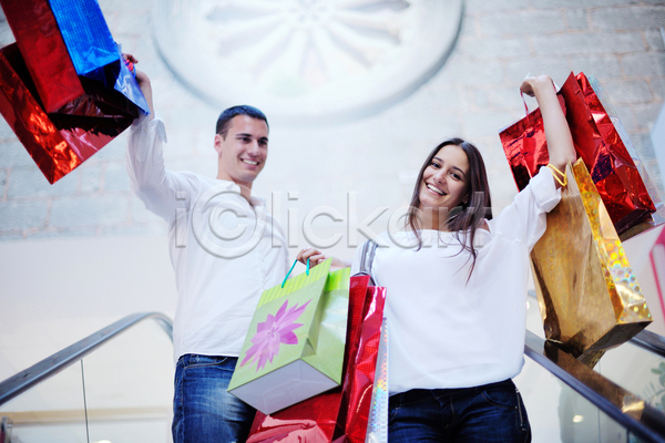 기쁨 행복 남자 두명 성인 성인만 여자 JPG 앞모습 옆모습 포토 해외이미지 들기 라이프스타일 만세 상반신 쇼핑 쇼핑몰 쇼핑백 커플