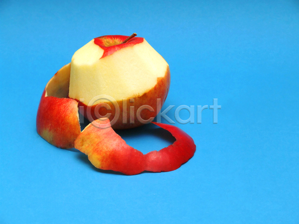 사람없음 JPG 포토 해외이미지 과일 깎기 사과 사과깎기 사과껍질 실내 파란배경 한개